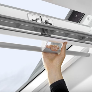 VELUX KROVNI PROZOR, BIJELA BOJA, GORNJA RUČKA, STAKLO 68 