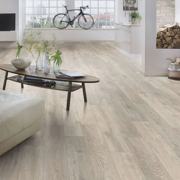 LAMINAT  8mm/Kl.32 SUPER NATURAL CLASSIC PURE+ 5543x HRAST COLORADO p=2,260 m2 