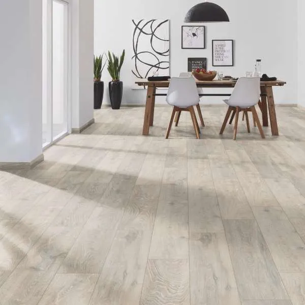 LAMINAT  8mm/Kl.32 SUPER NATURAL CLASSIC PURE+ 5543x HRAST COLORADO p=2,260 m2 