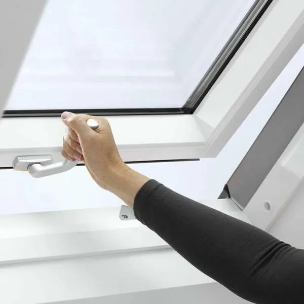 VELUX STANDARD PLUS KROVNI PROZOR, BIJELI POLIURETAN, DONJA RUČKA, STAKLO 51 