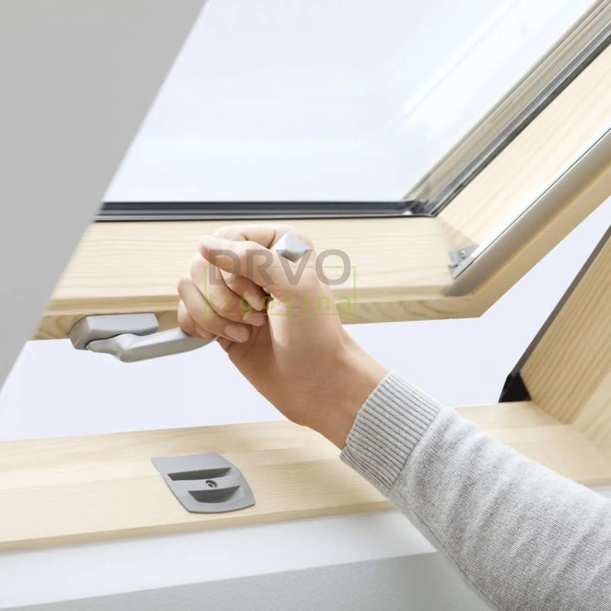 KROVNI PROZOR VELUX NATUR S DONJOM RUČKOM 